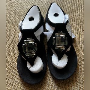 New in box never worn Vionic Tatiana suede sandal size 8